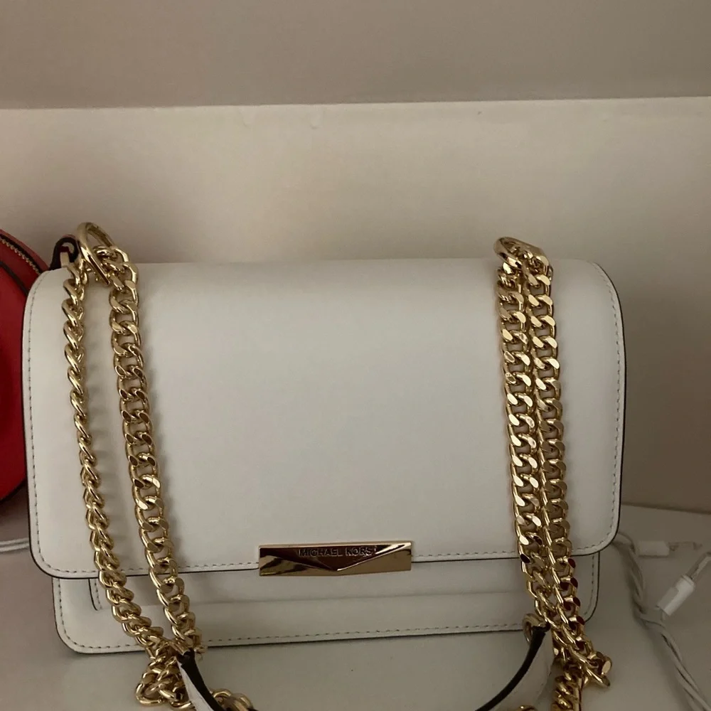 Michael Kors White Leather Shoulder Bag with Gold Chain Strap - Picture 2 of 8
